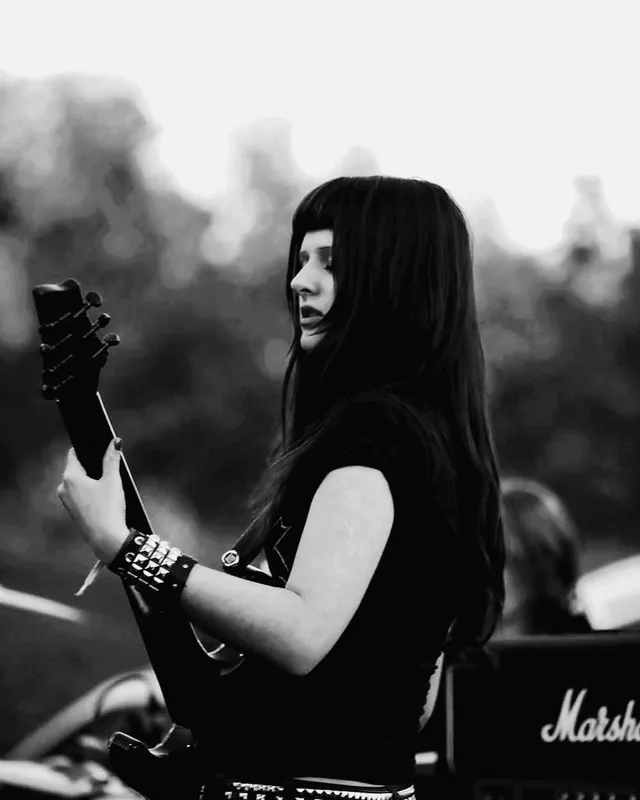Helena Bajtl — Guitar